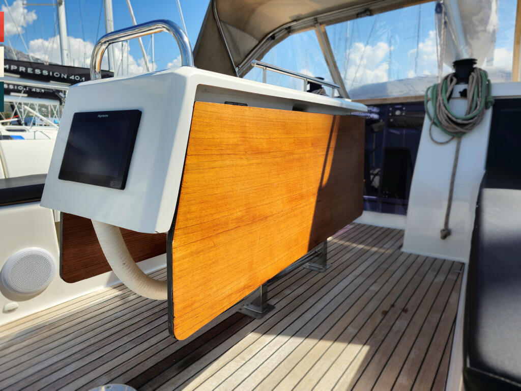 Sailing yacht 