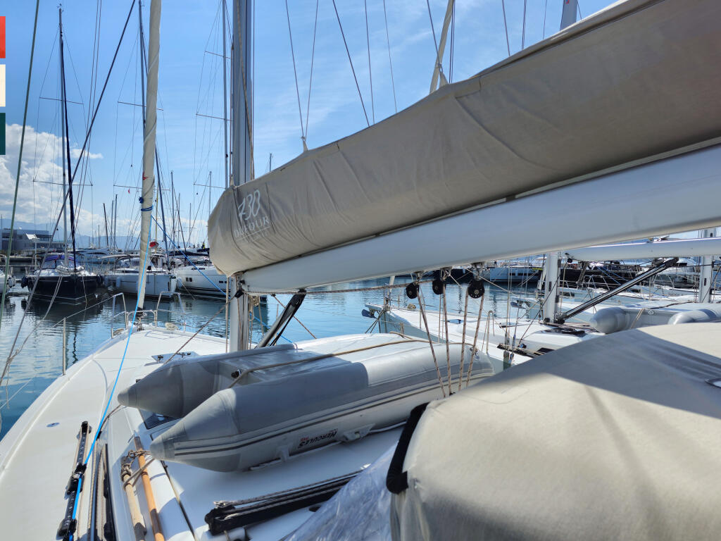 Sailing yacht 