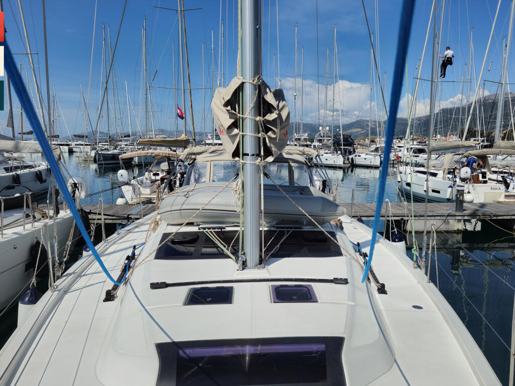 Sailing yacht 