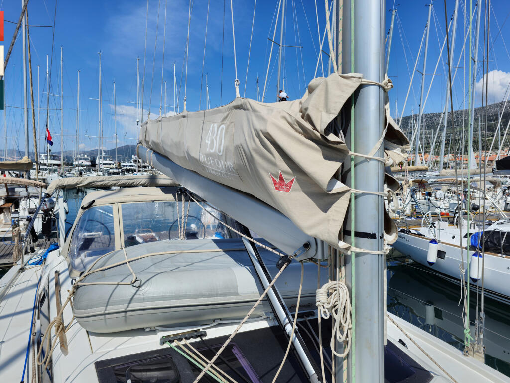 Sailing yacht 