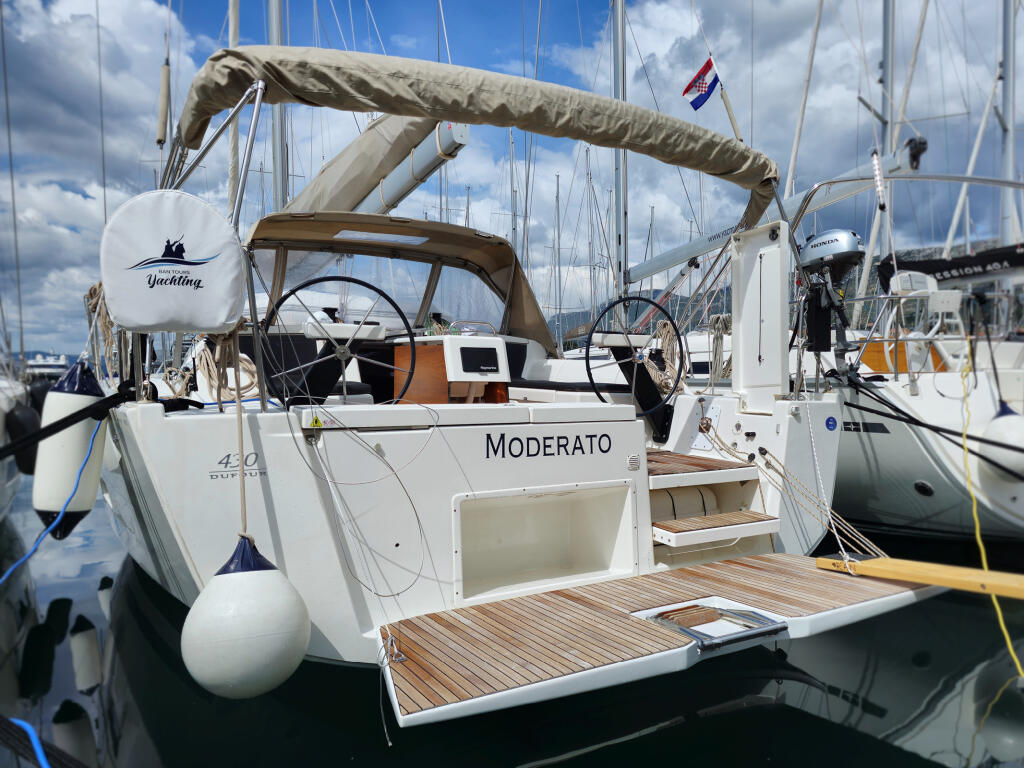 Sailing yacht 