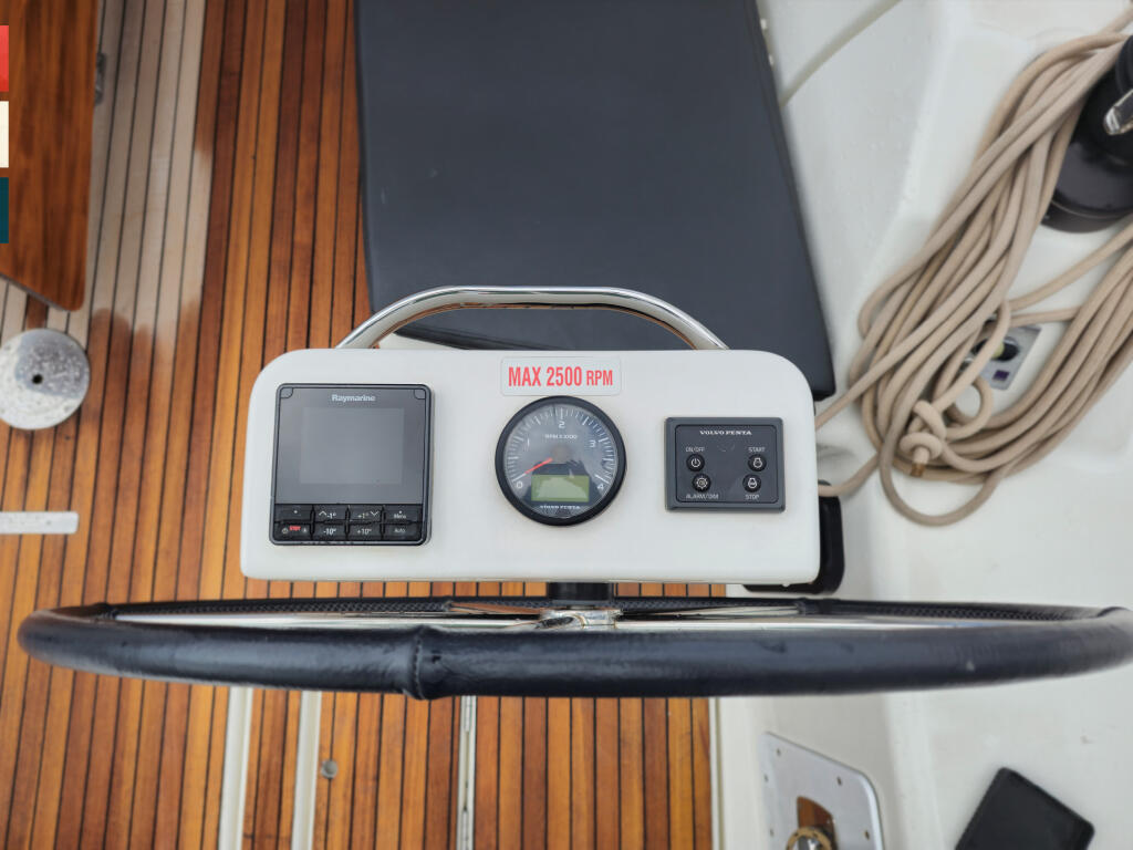 Sailing yacht 