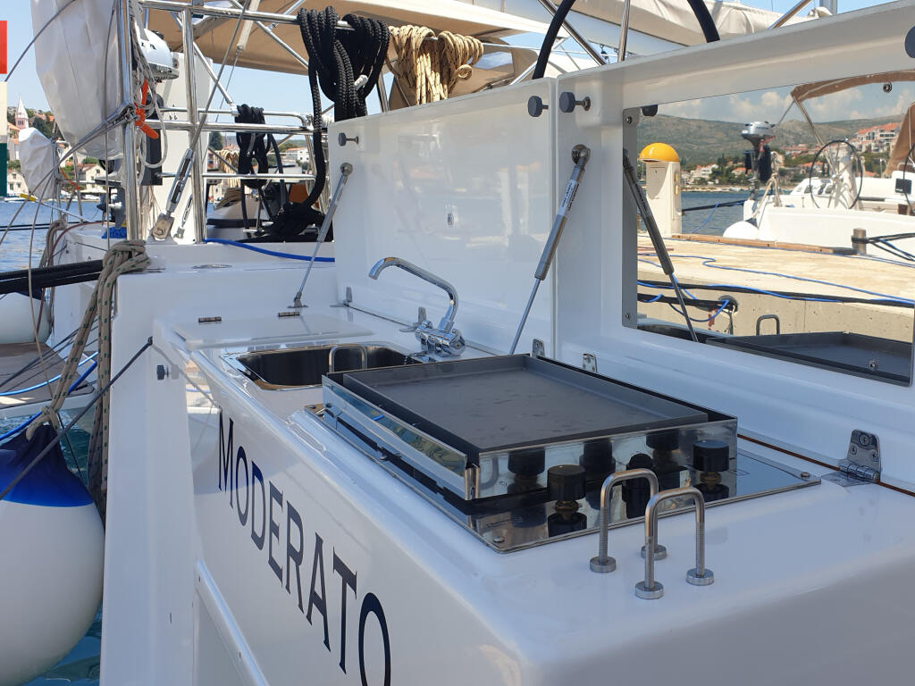 Sailing yacht 