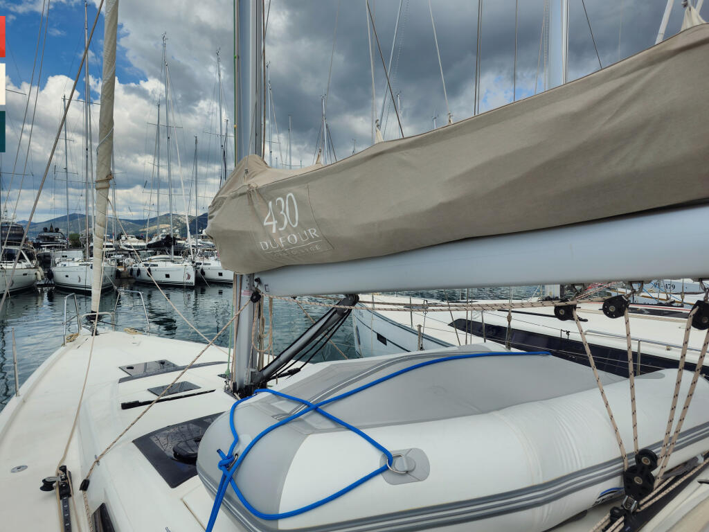 Sailing yacht 