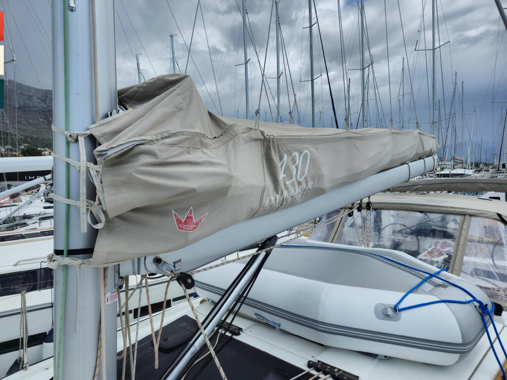 Sailing yacht 