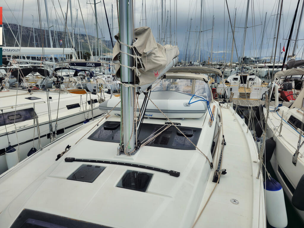 Sailing yacht 