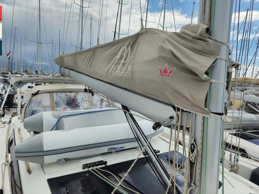 Sailing yacht 