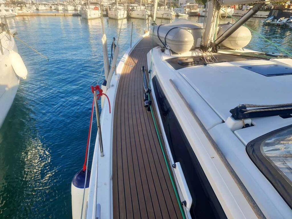 Sailing yacht 