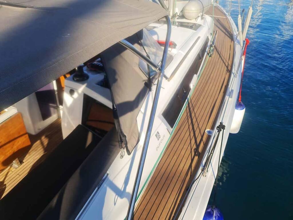 Sailing yacht 