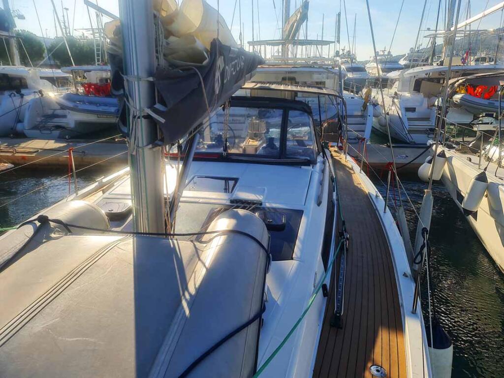 Sailing yacht 