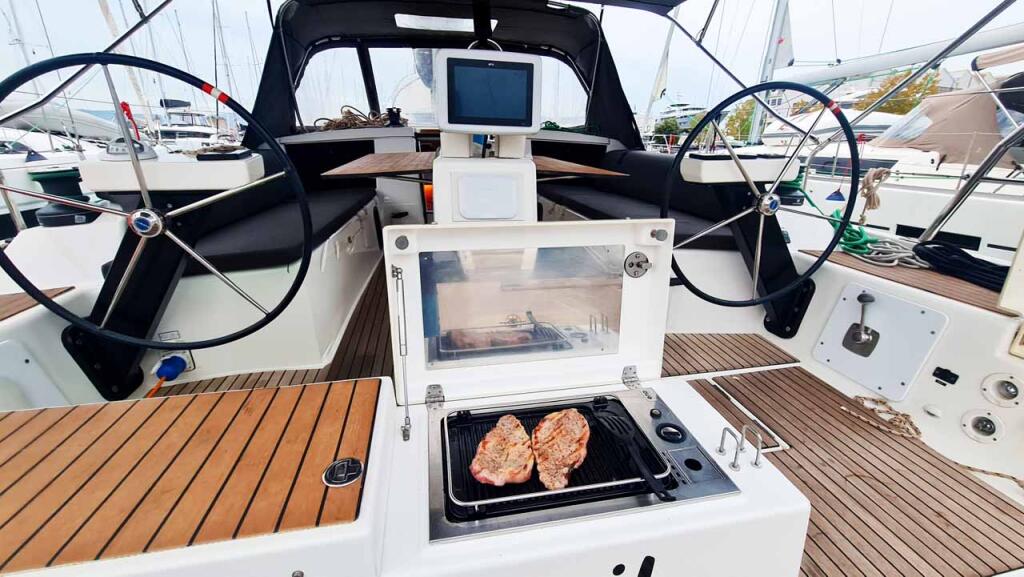 Sailing yacht 