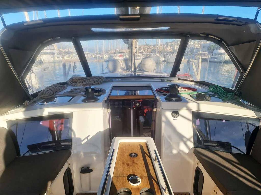 Sailing yacht 