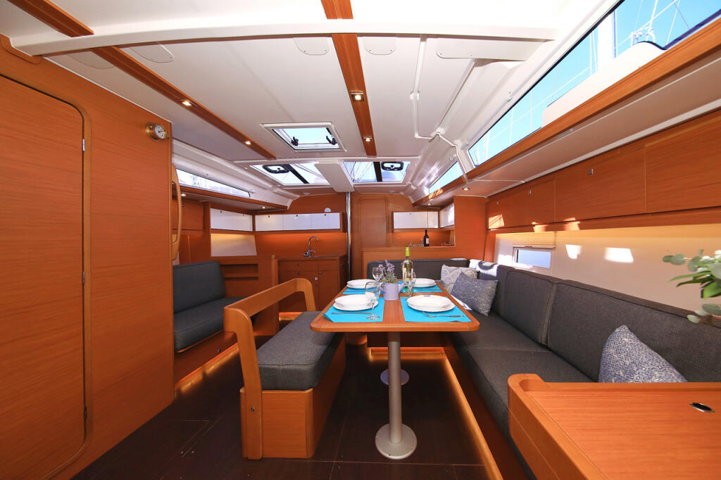 Sailing yacht 