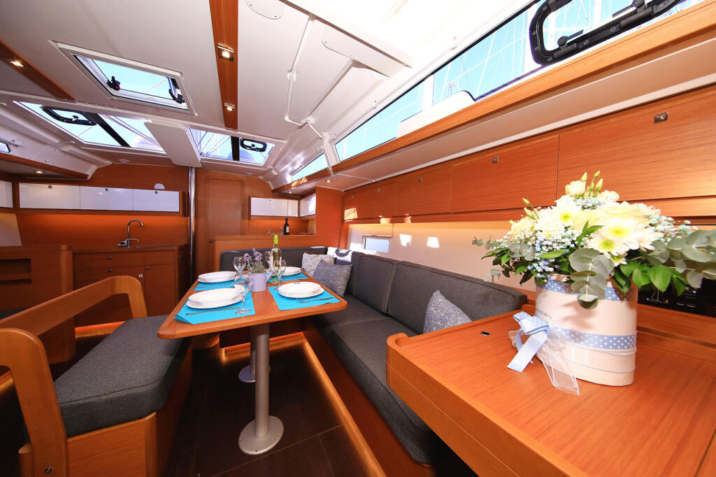 Sailing yacht 