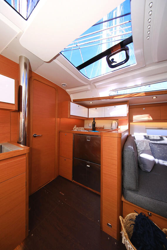 Sailing yacht 
