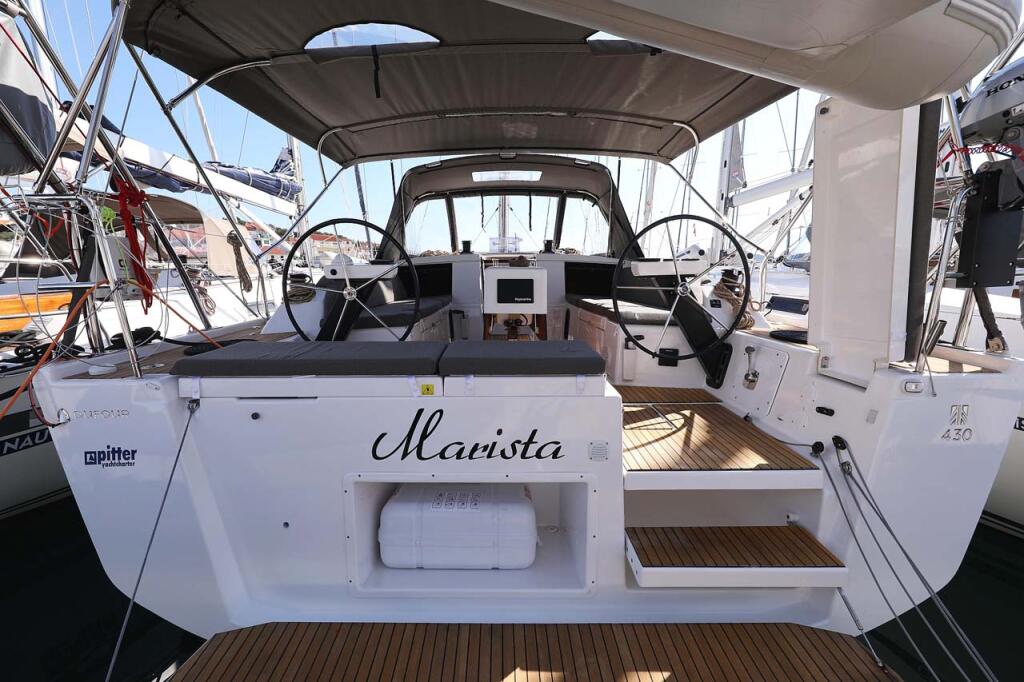 Sailing yacht 