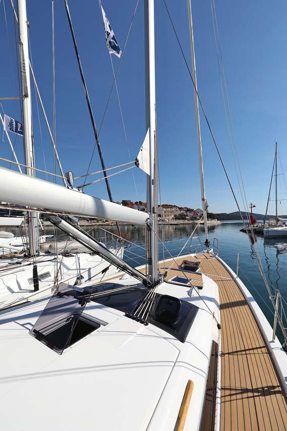 Sailing yacht 