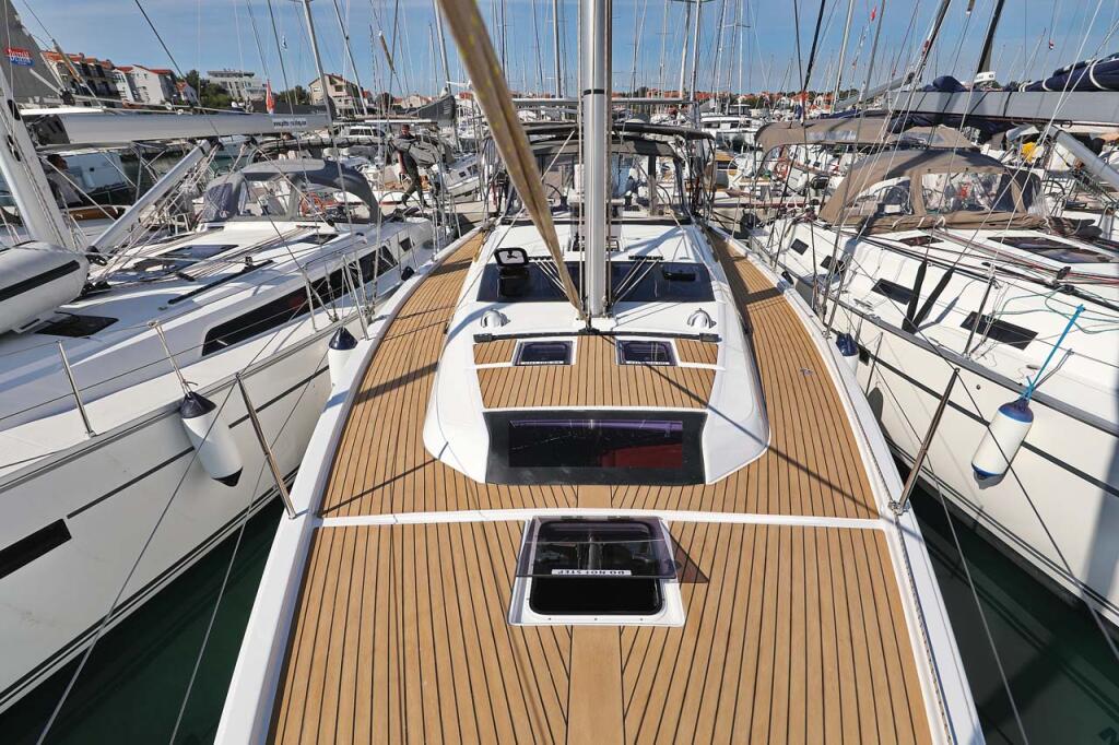 Sailing yacht 