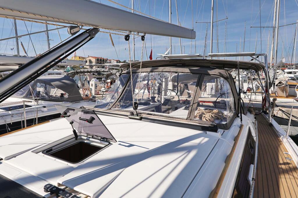 Sailing yacht 