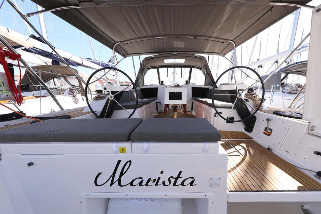 Sailing yacht 