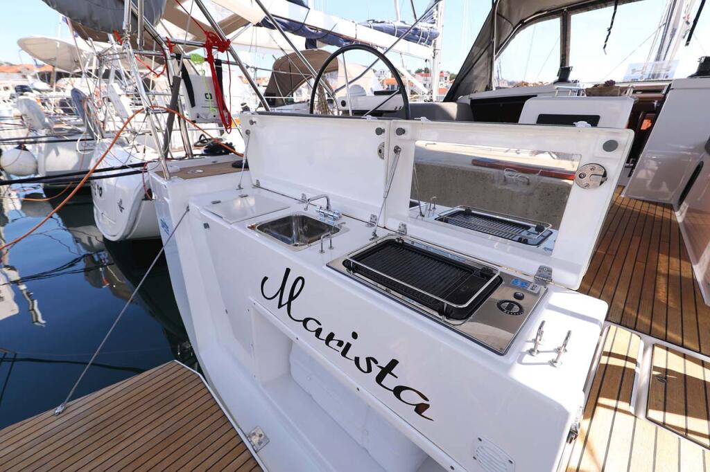 Sailing yacht 