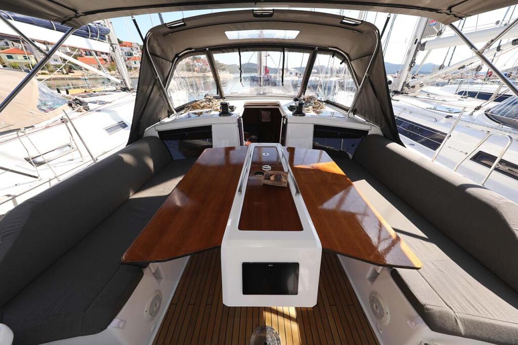 Sailing yacht 