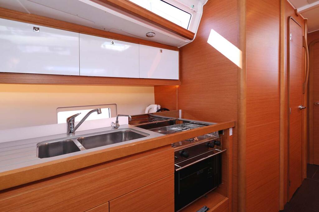 Sailing yacht 