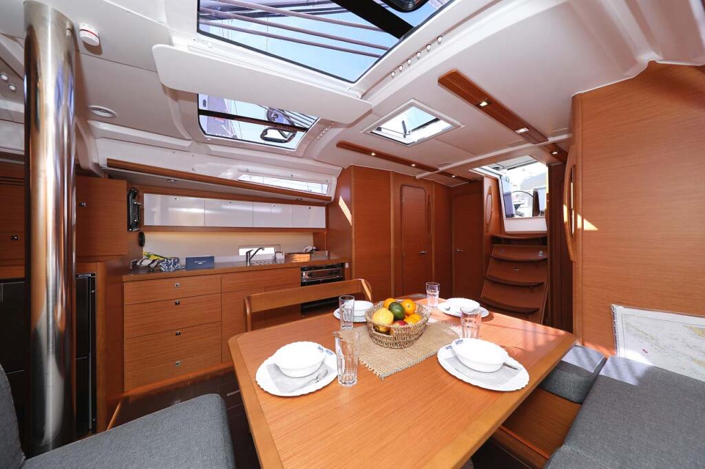 Sailing yacht 