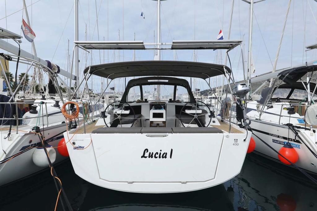 Sailing yacht 