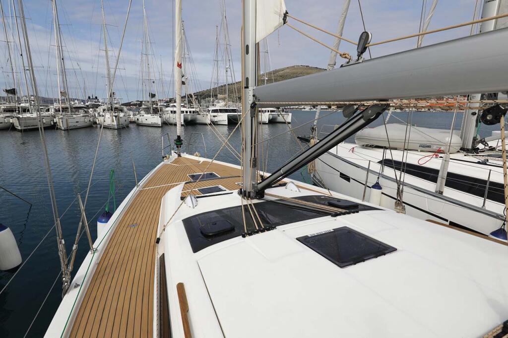 Sailing yacht 