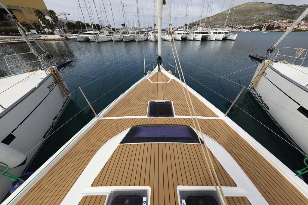 Sailing yacht 
