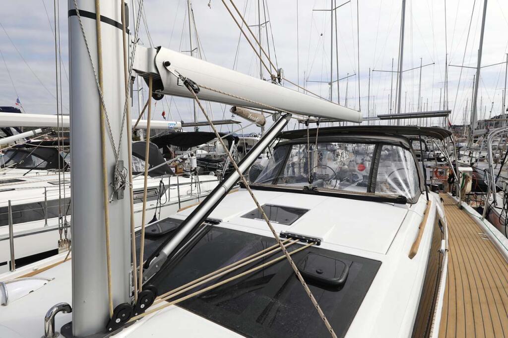 Sailing yacht 