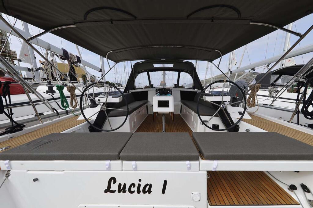 Sailing yacht 