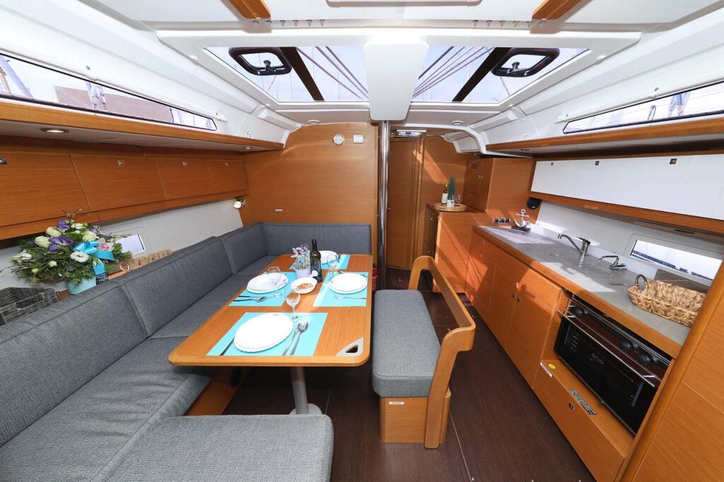Sailing yacht 