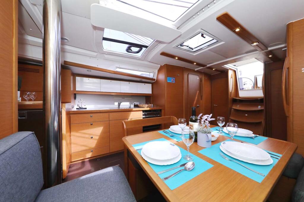 Sailing yacht 