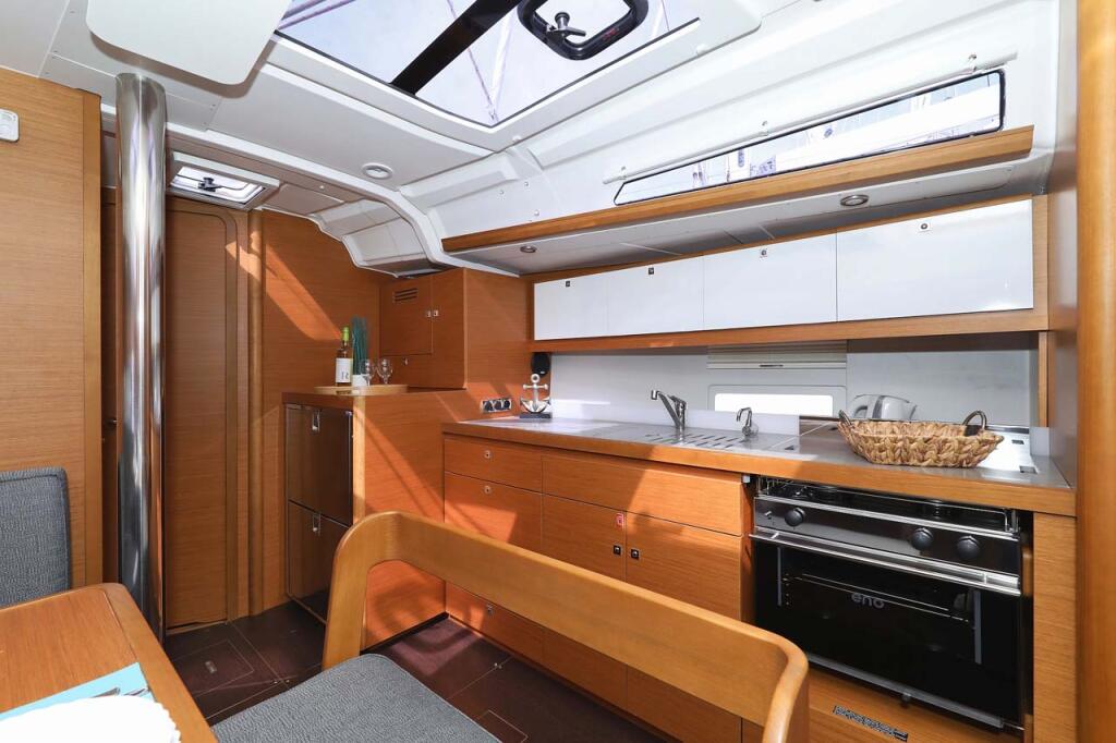 Sailing yacht 