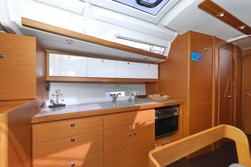 Sailing yacht 