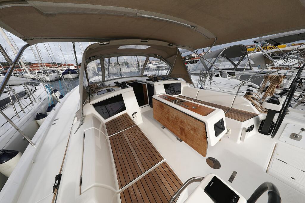 Sailing yacht 