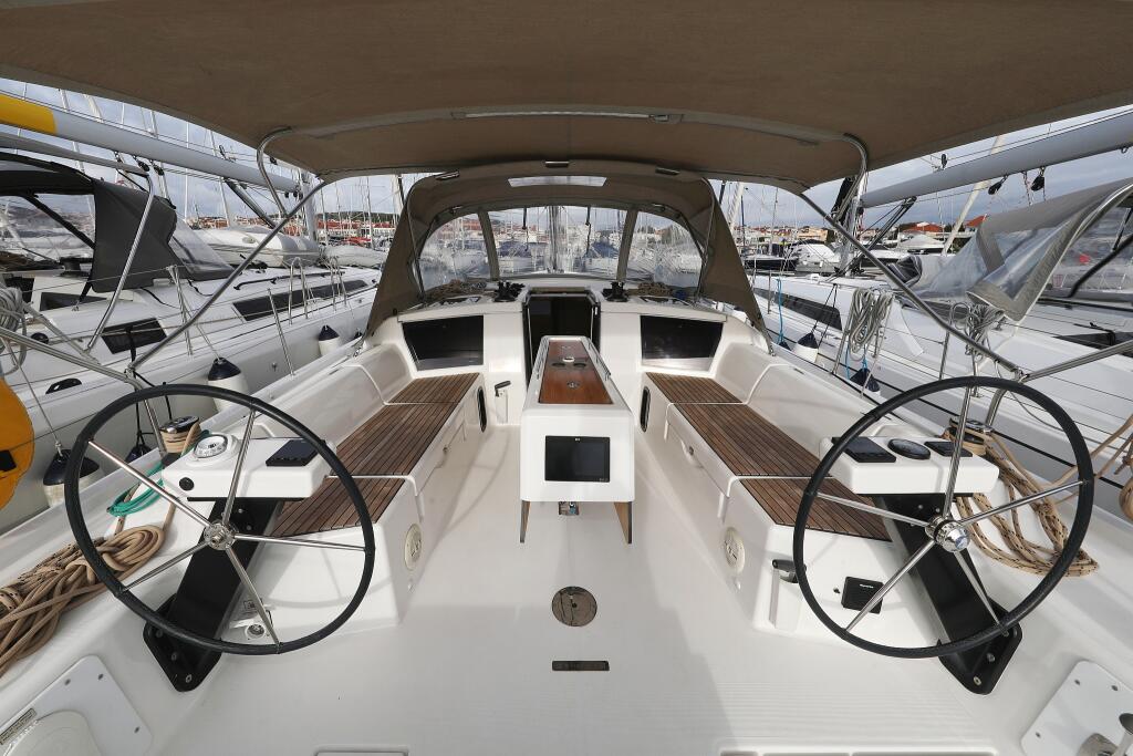 Sailing yacht 