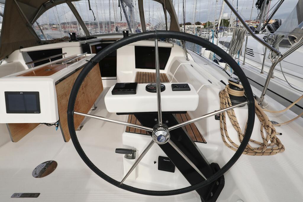 Sailing yacht 