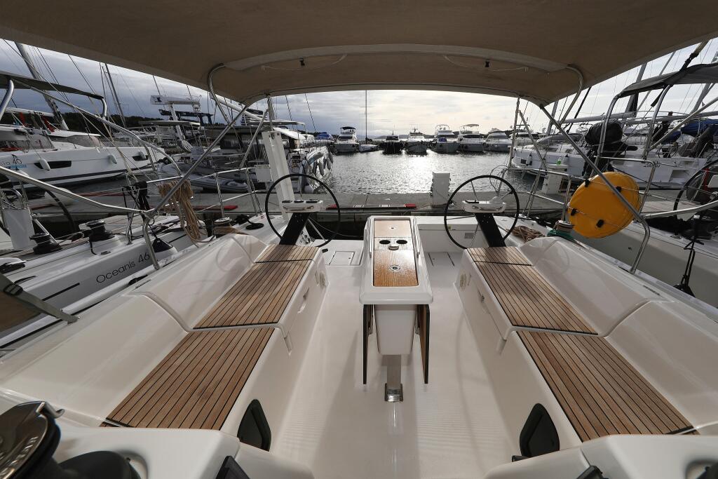 Sailing yacht 