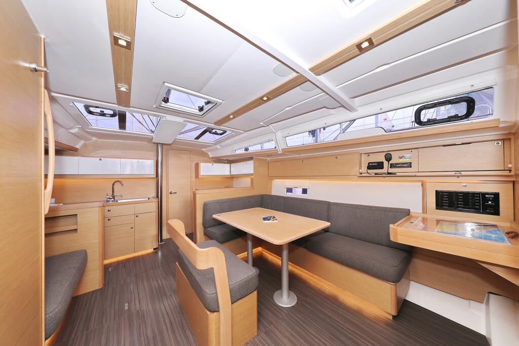 Sailing yacht 