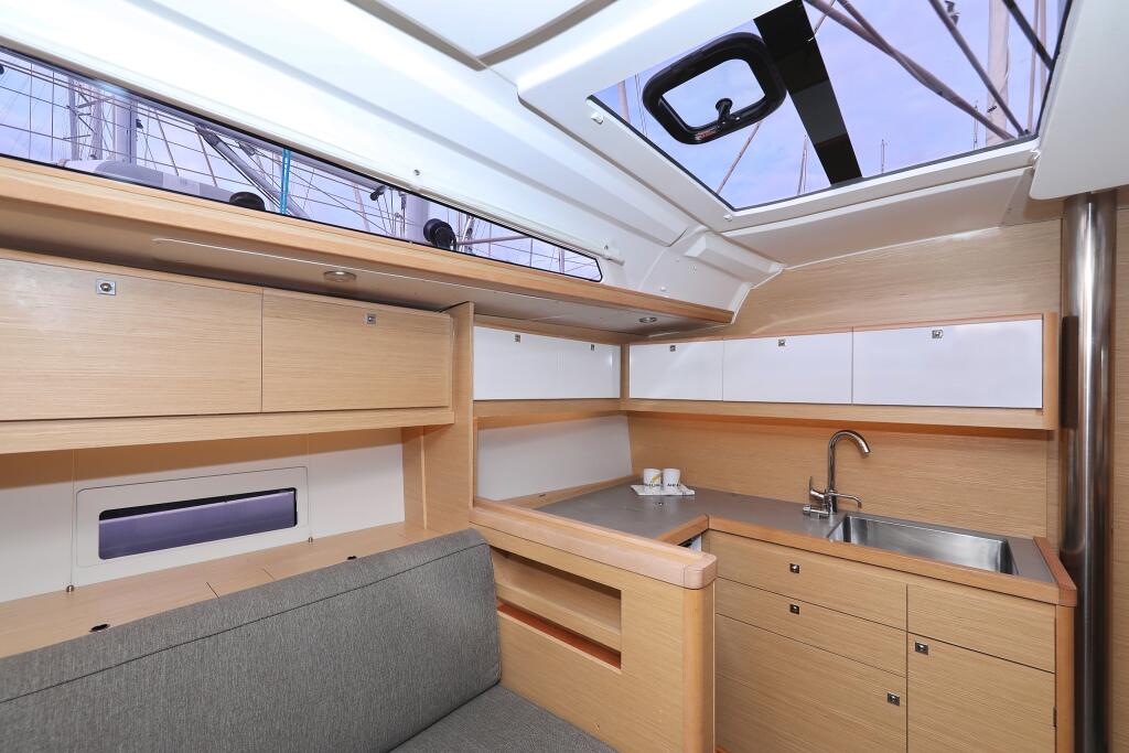 Sailing yacht 