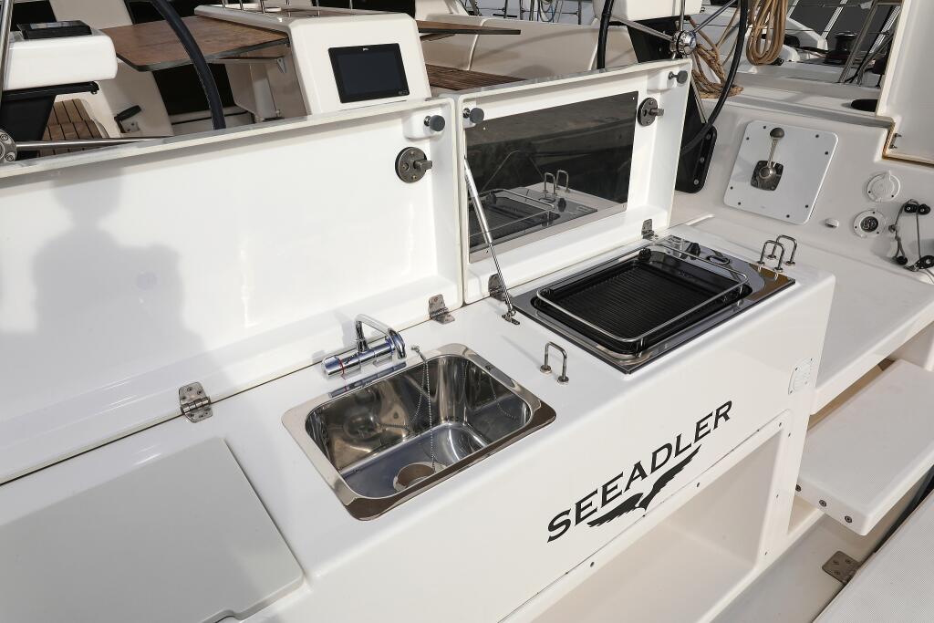 Sailing yacht 