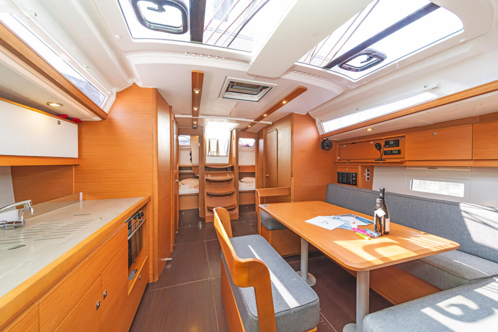 Sailing yacht 