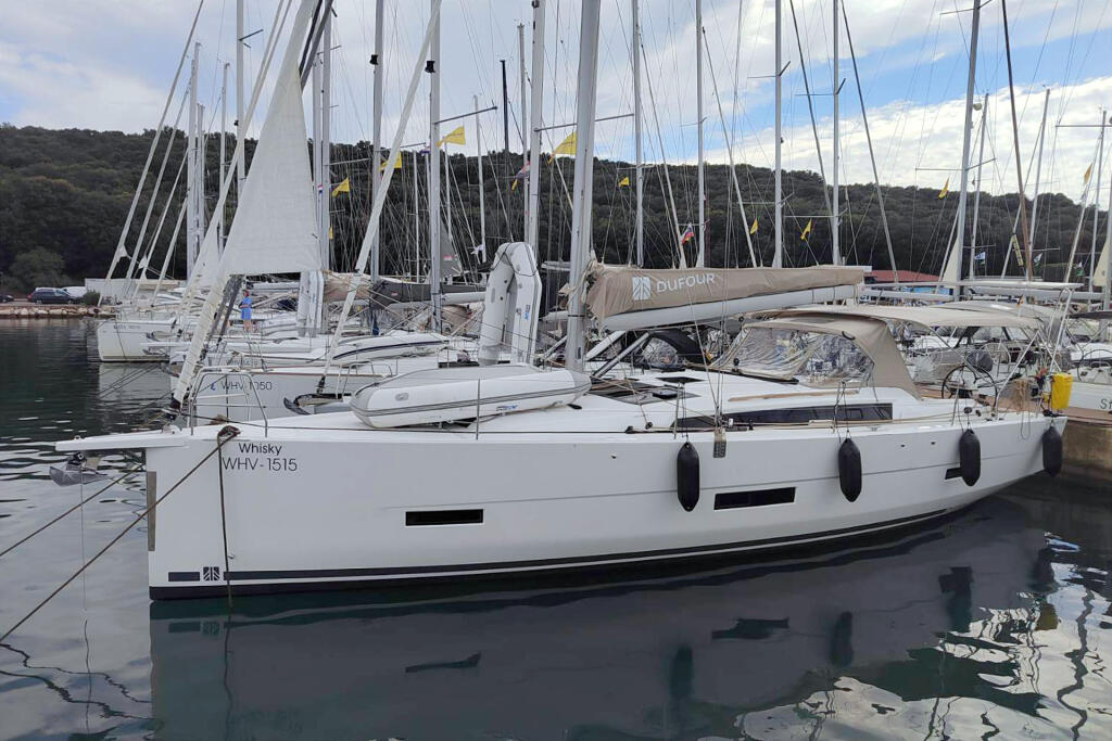 Sailing yacht 