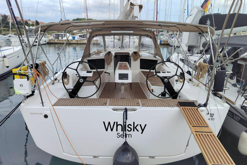 Sailing yacht 