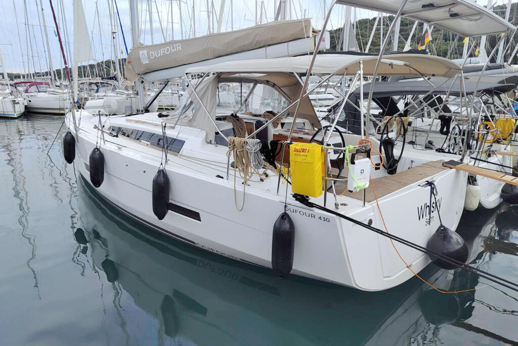 Sailing yacht 