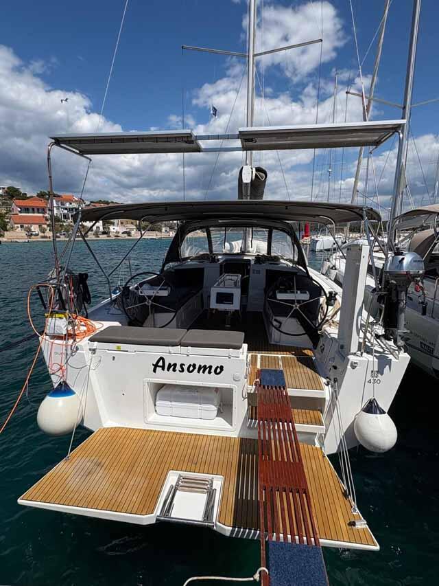 Sailing yacht 