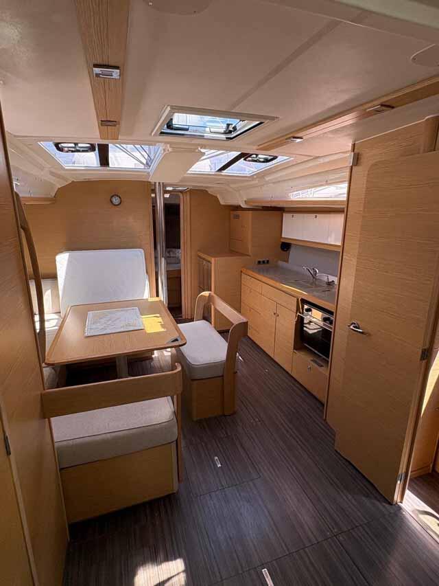 Sailing yacht 